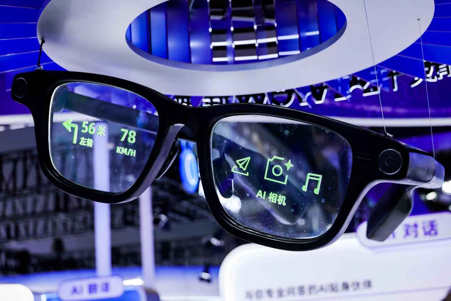 自研AI眼镜亮相世界人工智能大会pg电子免费模拟器阿里巴巴首款(图1)
